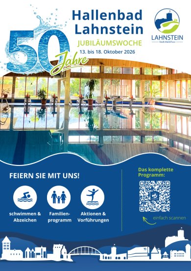 Hallenbadjubiläum Lahnstein Grafisch gestaltetes Plakat zur Jubiläumswoche „50 Jahre Hallenbad Lahnstein“ vom 13. bis 18. Oktober 2026. Im oberen Bereich stehen der Schriftzug „Hallenbad Lahnstein“, „Jubiläumswoche“ und das Datum neben einer großen blauen Zahl 50 mit Wassermotiv und dem grünen Schriftzug „Jahre“. Darunter ist eine Innenaufnahme des Schwimmbeckens mit Startblöcken, großen Fensterfronten und Spiegelungen im Wasser zu sehen. Im unteren blauen Bereich steht „Feiern Sie mit uns!“. Drei runde Symbole weisen auf „Schwimmen & Abzeichen“, „Familienprogramm“ sowie „Aktionen & Vorführungen“ hin. Rechts befindet sich ein QR-Code mit dem Hinweis auf das komplette Programm. Oben rechts ist das Logo der Stadt Lahnstein abgebildet, am unteren Rand eine weiße Silhouette verschiedener Lahnsteiner Gebäude und Wahrzeichen.