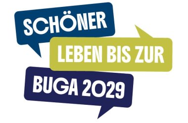 Grafisches Logo mit drei farbigen Sprechblasen (blau, grün, dunkelblau) mit dem Schriftzug Schöner leben bis zur BUGA 2029.