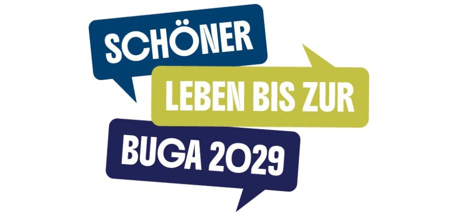 Grafisches Logo mit drei farbigen Sprechblasen (blau, grün, dunkelblau) mit dem Schriftzug Schöner leben bis zur BUGA 2029.