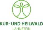Logo Kur- & Heilwald Lahnstein Logo des Kur- und Heilwalds Lahnstein auf weißem Hintergrund. Oberhalb des Schriftzugs „KUR- UND HEILWALD LAHNSTEIN“ befindet sich ein grünes, kreisförmiges Symbol, das stilisiert einen Menschen mit ausgebreiteten Armen und blattförmigen Elementen darstellt.