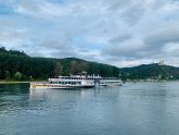 Blick von Rheinufer in Niederlahnstein auf ein Schiff im Rhein. Im Hintergrund ist die Marksburg zu sehen. 
