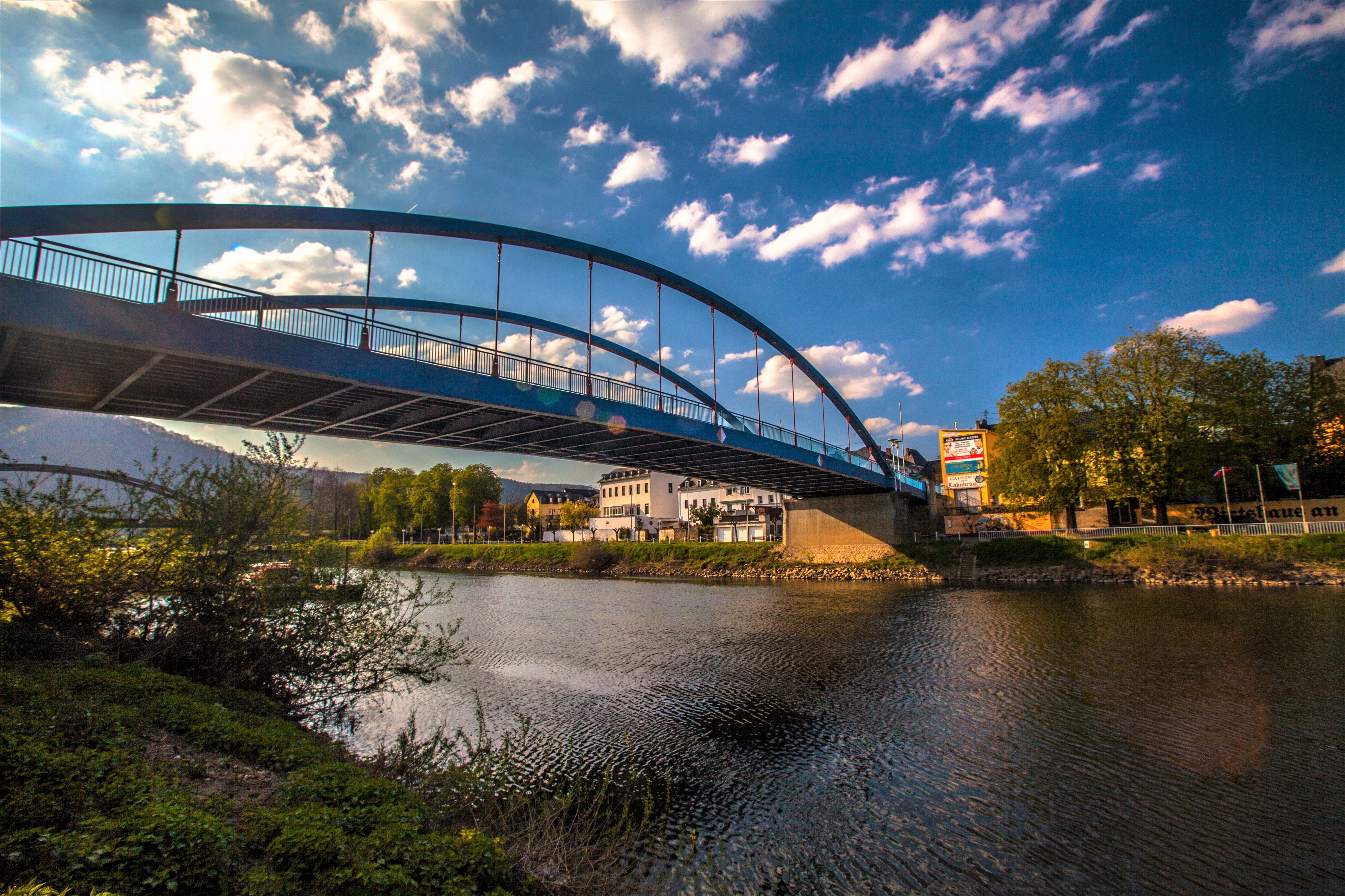 Blick vom Lahnufer in Oberlahnstein auf die Rudi-Geil-Brücke 