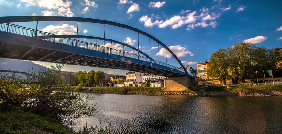 Rudi-Geil-Brücke Blick vom Lahnufer in Oberlahnstein auf die Rudi-Geil-Brücke