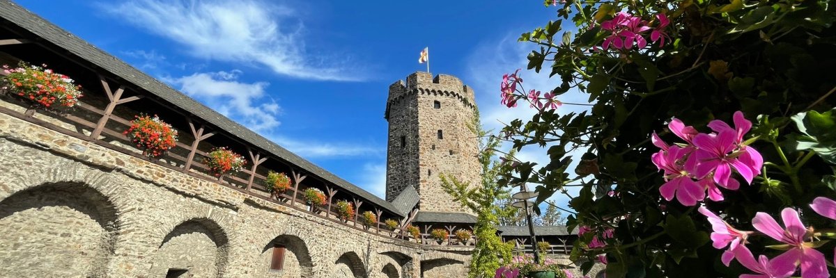 Blick vom Salhofplatz auf den Hexenturm 