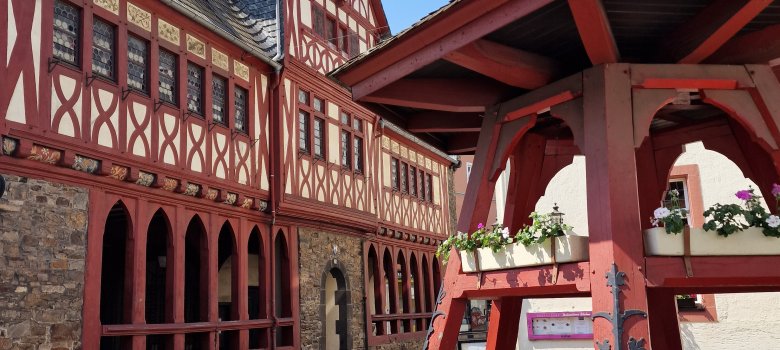 Das alte Rathaus befindet sich in der Hochstraße in Oberlahnstein. Davor steht ein Brunnen. 