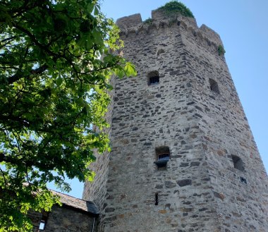 Blick vom Salhofplatz auf den Hexenturm