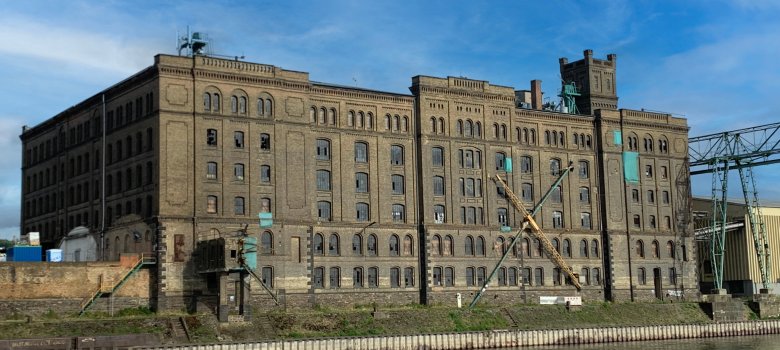 Blick auf die Löhnberger Mühle am Rhein in Oberlahnstein