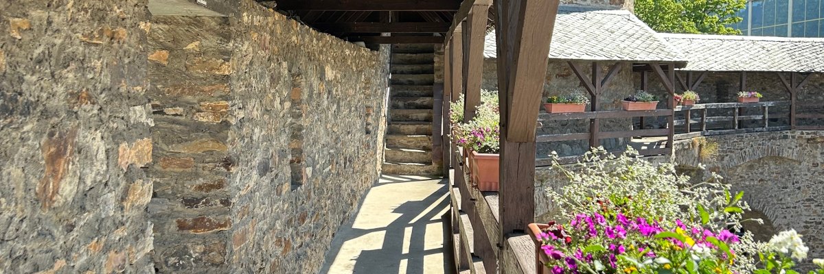 Blick vom Hexenturm in den Wehrgang der Stadt Lahnstein 