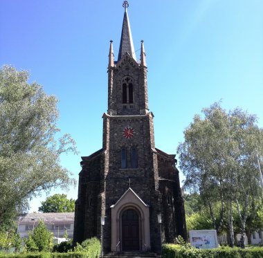 Blick von vorne auf die Evangelische Kirche in Oberlahnstein