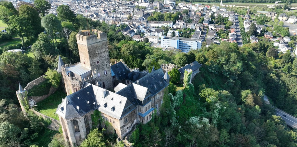 Lahnstein von oben, mit Blick auf die Burg Lahneck. 