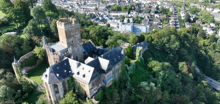 Lahnstein von oben, mit Blick auf die Burg Lahneck. 
