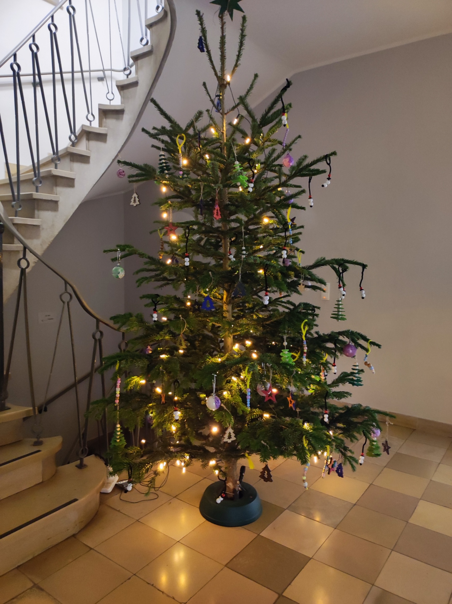 Mit Selbstgebasteltem geschmückter Weihnachtsbaum im Foyer des Verwaltungsgebäudes in der Bahnhofstraße