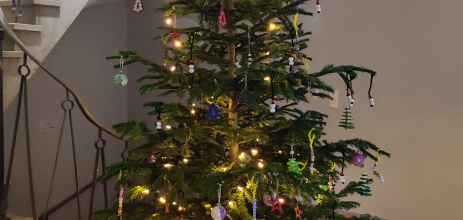 Mit Selbstgebasteltem geschmückter Weihnachtsbaum im Foyer des Verwaltungsgebäudes in der Bahnhofstraße