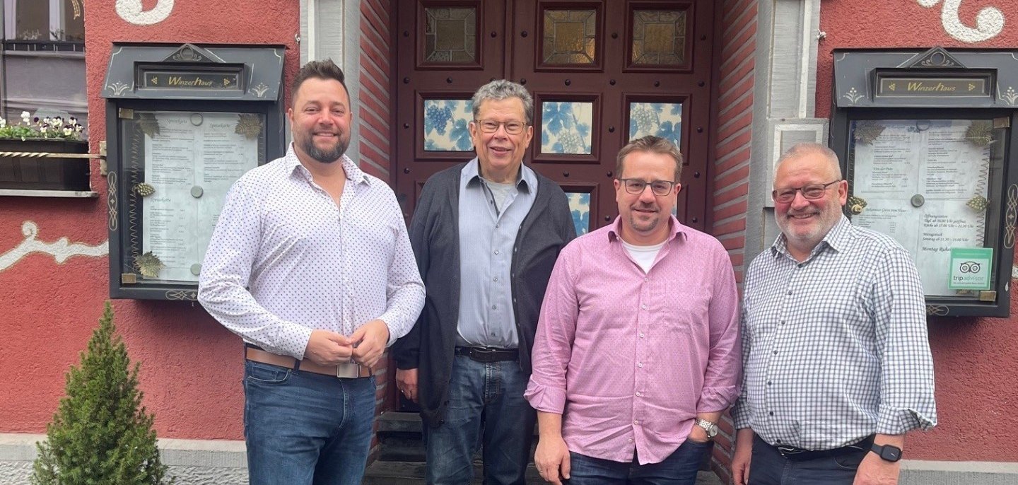 Oberbürgermeister Lennart Siefert, Beigeordneter Manfred Radermacher, Beigeordneter Sebastian Seifert und Bürgermeister Johannes Lauer stehen vor der Gaststätte Winzerhaus in Lahnstein.