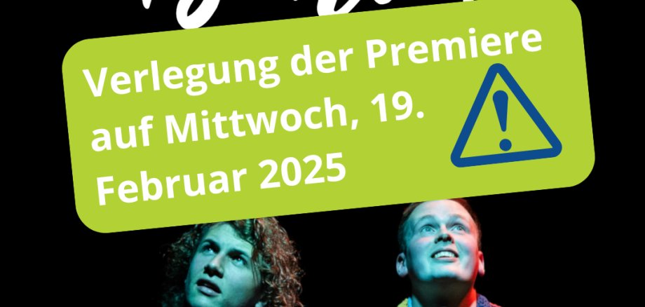 Veranstaltungsankündigung zum Theaterstück „Tschick“. Vor schwarzem Hintergrund sind zwei junge Darsteller zu sehen, einer davon in eine bunt gestreifte Decke gehüllt. Ein grüner Hinweis informiert über die Verlegung der Premiere auf Mittwoch, 19. Februar 2025.