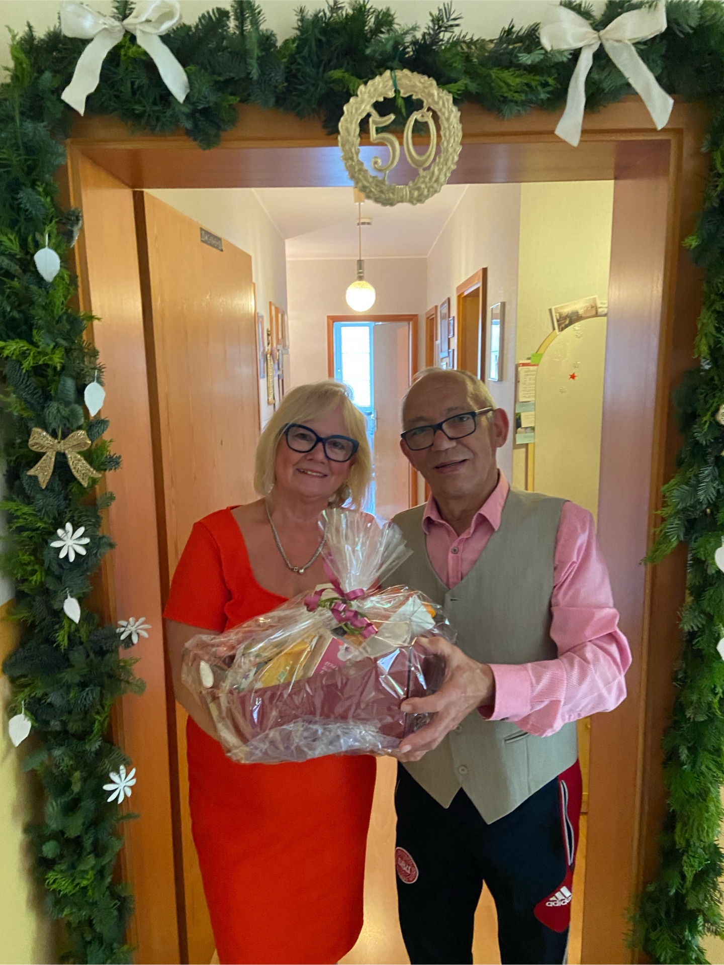 Beigeordneter Manfred Radermacher gratulierte dem Jubiläumspaar Ewertowski zum 50. Hochzeitstag.