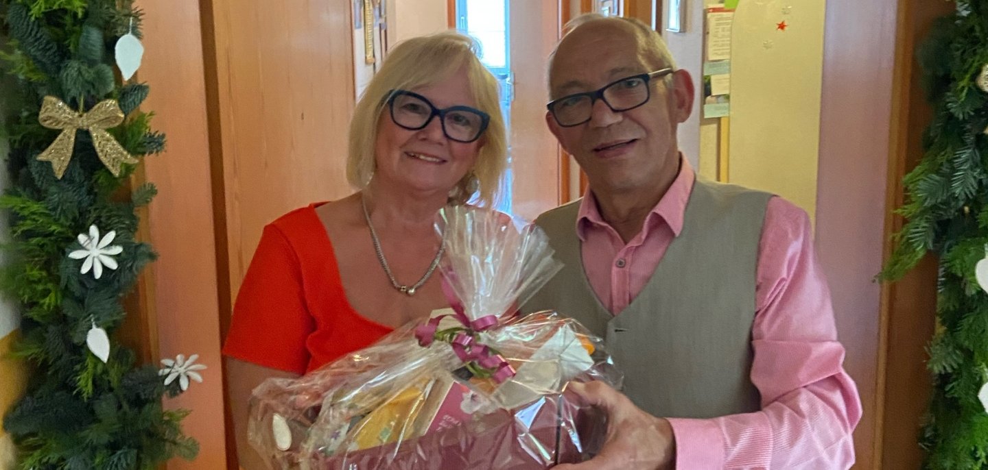 Beigeordneter Manfred Radermacher gratulierte dem Jubiläumspaar Ewertowski zum 50. Hochzeitstag.