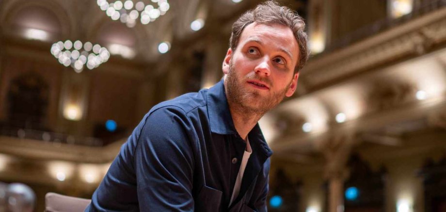 Dr. Leon Windscheid gastiert mit seinem Programm "Alles Perfekt" in der Stadthalle Lahnstein. Dr. Leon Windscheid gastiert mit seinem Programm "Alles Perfekt" in der Stadthalle Lahnstein. Foto: Jonathan Welzel