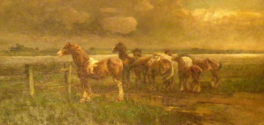 Pferde in den Rheinauen bei aufziehendem Gewitter, Öl auf Leinen, signiert von Johanna von Astudin, 1911 Gemälde in warmen Gold- und Brauntönen: Mehrere Pferde stehen und grasen auf einer umzäunten Weide unter dramatischem Himmel; im Hintergrund weite Landschaft.