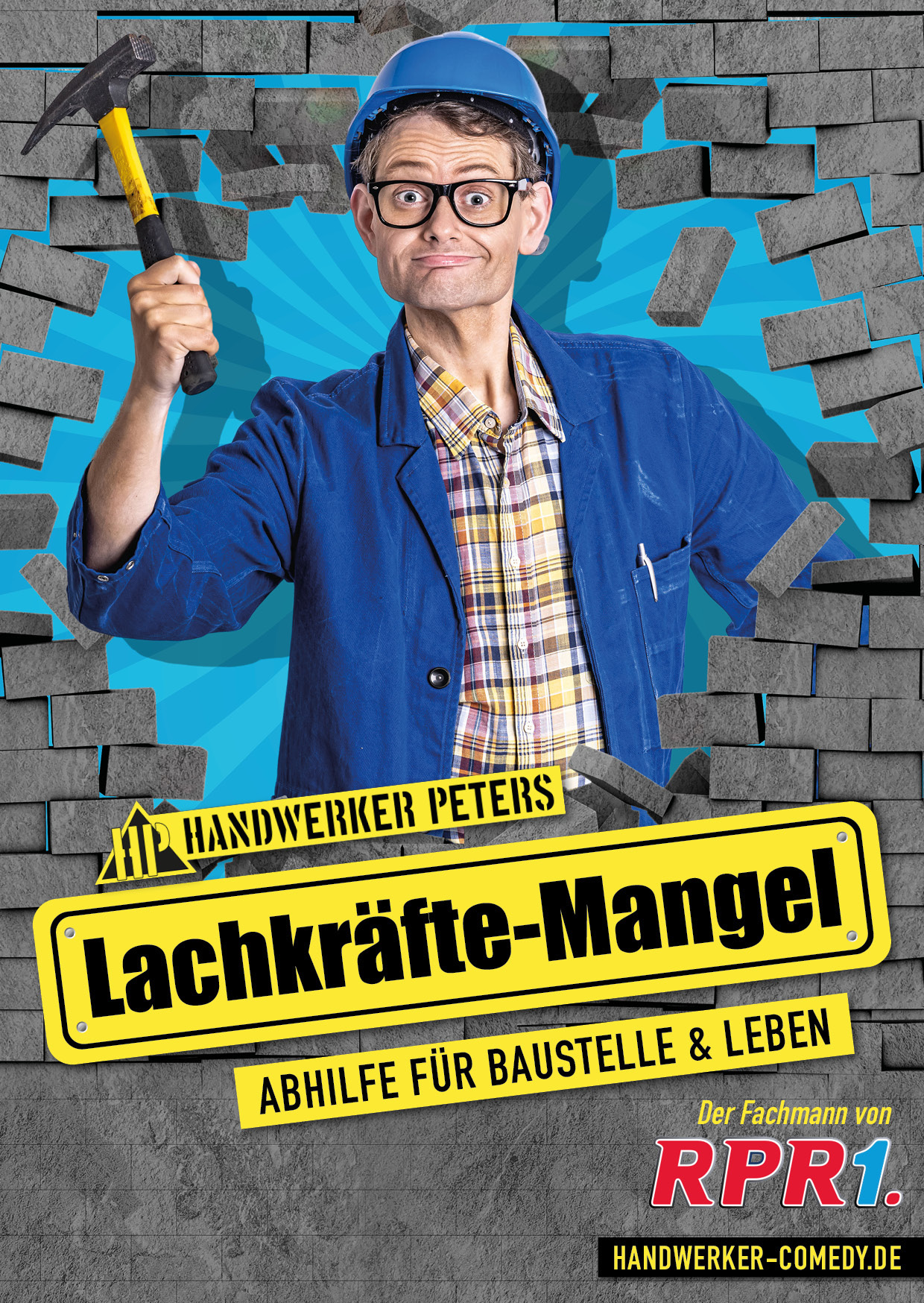 Ein humorvoll gestaltetes Werbeplakat zeigt einen Mann im Handwerker-Outfit mit blauem Helm, Brille und Arbeitsjacke, der einen Hammer hochhält und durch eine aufgebrochene Mauer tritt. Im Hintergrund strahlt ein blauer Effekt. Groß im Vordergrund steht der Titel „Lachkräfte-Mangel – Abhilfe für Baustelle & Leben“ sowie der Name „Handwerker Peters“. Unten sind Hinweise auf RPR1 und eine Website zu sehen.
