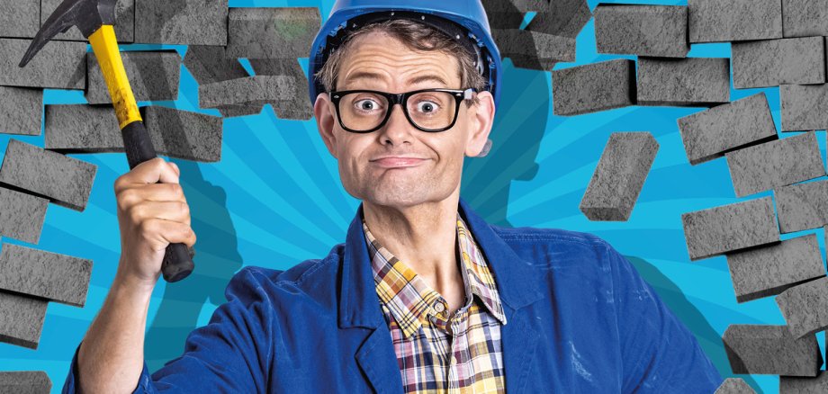 Ein humorvoll gestaltetes Werbeplakat zeigt einen Mann im Handwerker-Outfit mit blauem Helm, Brille und Arbeitsjacke, der einen Hammer hochhält und durch eine aufgebrochene Mauer tritt. Im Hintergrund strahlt ein blauer Effekt. Groß im Vordergrund steht der Titel „Lachkräfte-Mangel – Abhilfe für Baustelle & Leben“ sowie der Name „Handwerker Peters“. Unten sind Hinweise auf RPR1 und eine Website zu sehen.