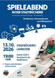 Grafisch gestaltetes Veranstaltungsplakat in Blau und Weiß für einen Spieleabend in der Stadtbücherei. Im oberen Bereich steht groß „Spieleabend in der Stadtbücherei“, darunter sind stilisierte Spielsymbole wie Würfel, Spielkarten, eine Sanduhr, Spielfiguren und ein Spielstein abgebildet. Im unteren Bereich stehen Datum, Uhrzeit, Veranstaltungsort, Eintrittspreis und der Hinweis auf Snacks und Getränke. Rechts unten ist ein Foto eines Mannes mit grünem T-Shirt und rot-weiß gestreifter Mütze zu sehen, der an einem Tisch ein Brettspiel erklärt oder spielt. Auf dem Tisch liegen Spielmaterialien und Informationsblätter; im Hintergrund sitzt eine weitere Person.