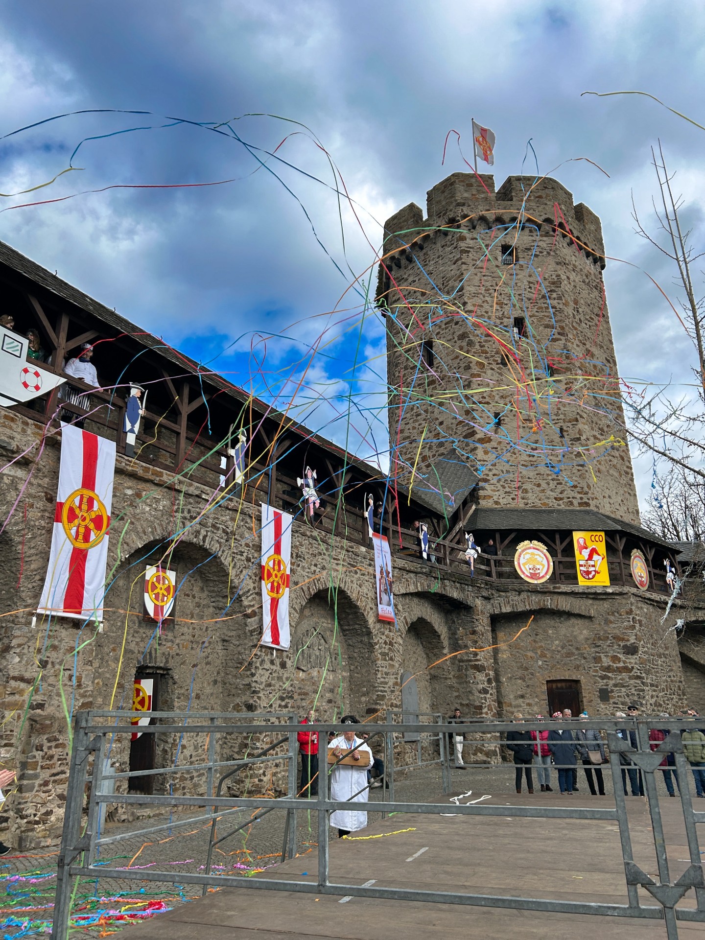 Der Hexenturm mit historischer Stadtmauer in Lahnstein in karnevalistischer Deko.