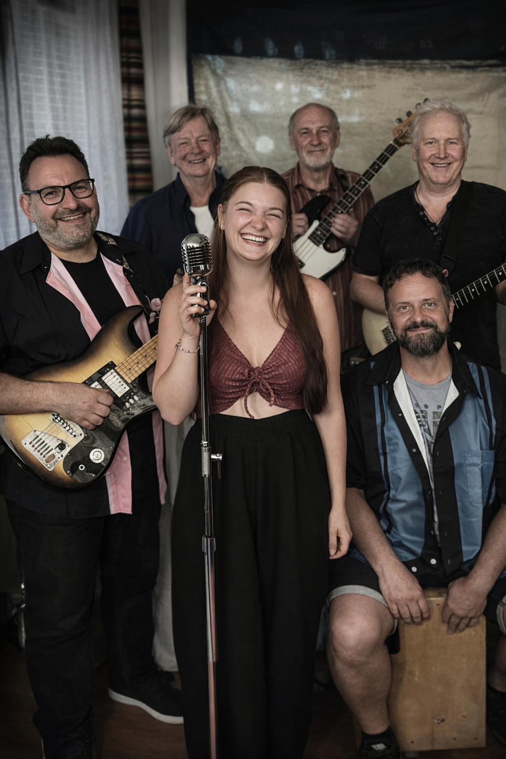 Die aus fünf Musikern und einer Sängerin bestehende Band Blues Bändinos steht in ihrem Proberaum.