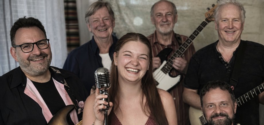 Die Band Blues Bändinos Die aus fünf Musikern und einer Sängerin bestehende Band Blues Bändinos steht in ihrem Proberaum.