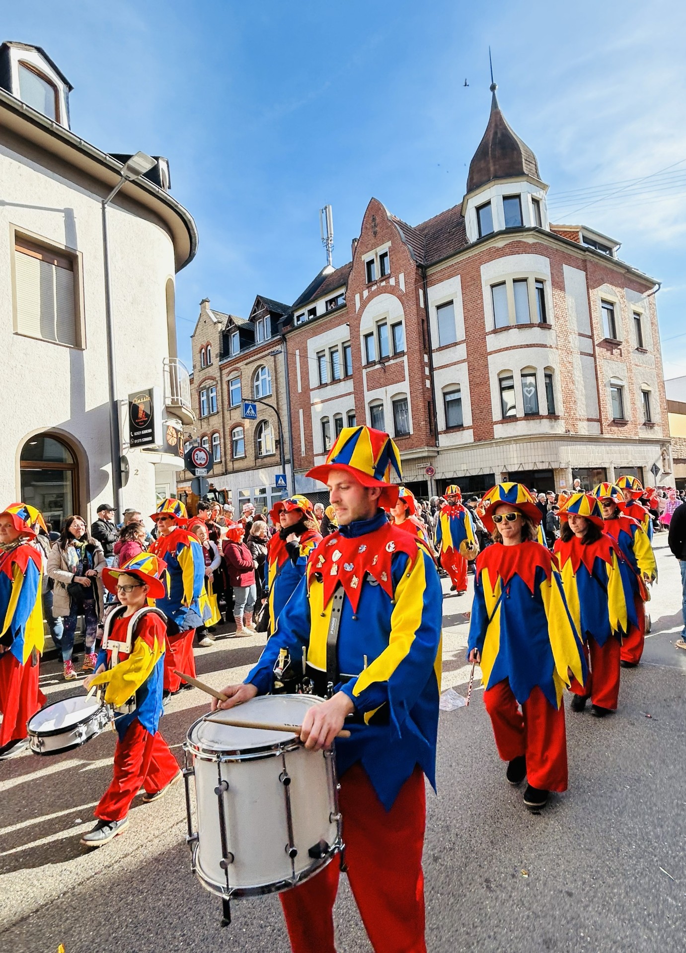 Karnevalsumzug in Lahnstein mit verkleideten Zugteilnehmern