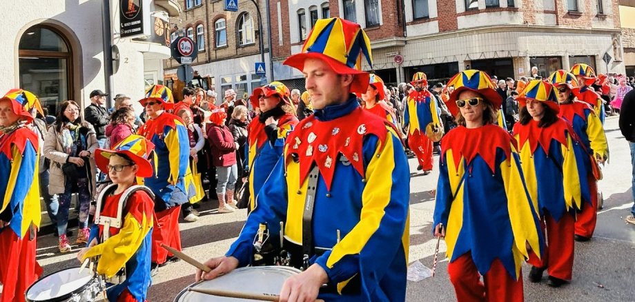 Karnevalsumzug in Lahnstein mit verkleideten Zugteilnehmern