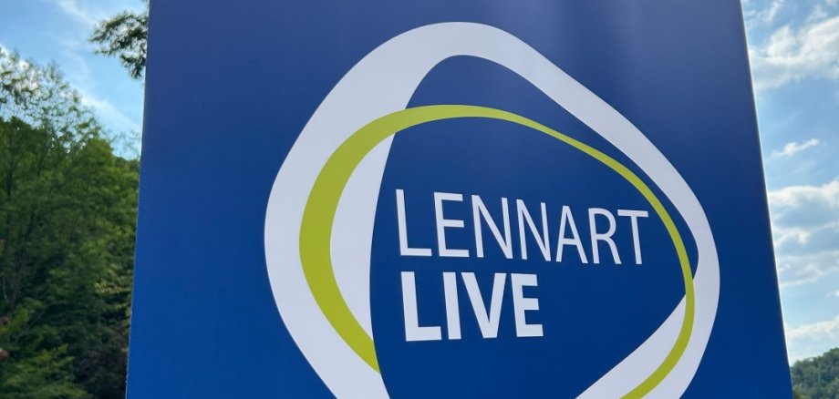 Blaues Banner vor blauem Himmel mit der Aufschrift Lennart Live in weiß