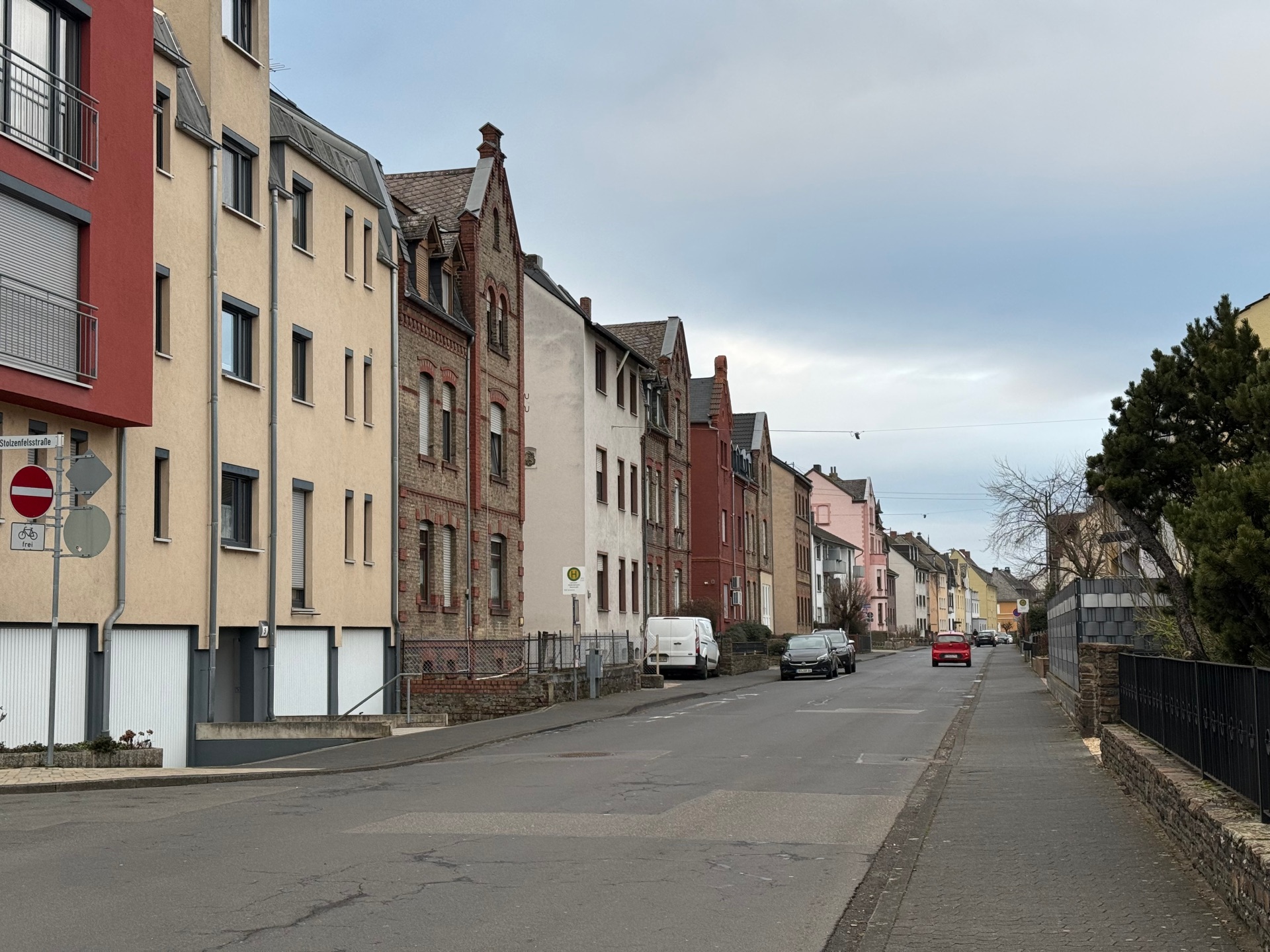 Ein Straßenzug in Lahnstein mit Häusern