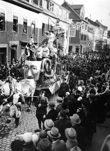Schwarzweißfotos des Karnevalsumzugs aus dem Jahr 1936 mit einer Menge an verkleideten Personen
