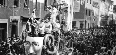 Erkennen Sie Lahnstein Folge 89 Schwarzweißfotos des Karnevalsumzugs aus dem Jahr 1936 mit einer Menge an verkleideten Personen