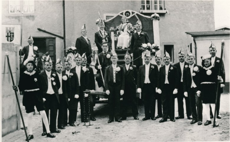 Ein Schwarzweißfoto einer Gruppe von Menschen im Jahr 1936