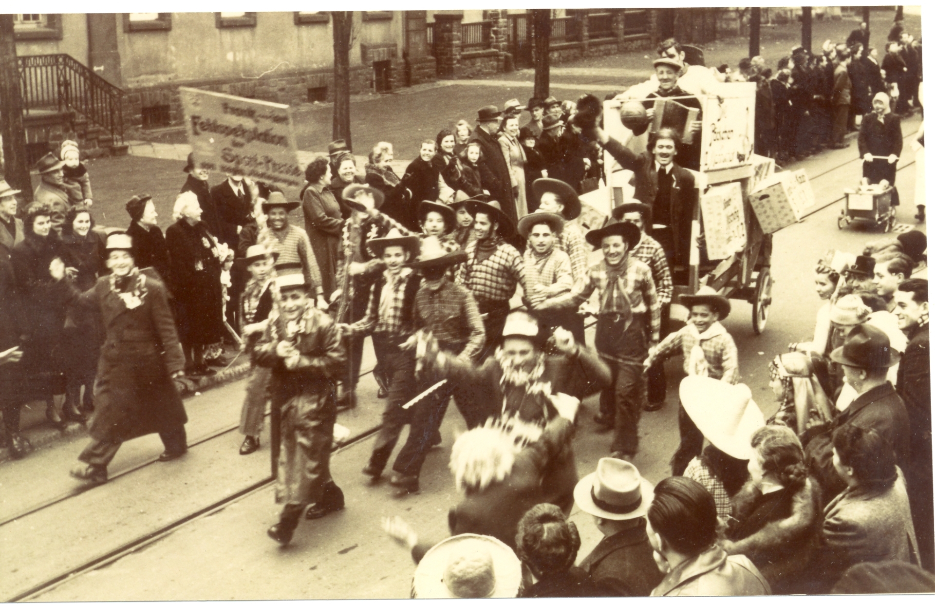 Eine Fotografie in Sepia mit einer Fußgruppe bei einem Karnevalsumzug in Niederlahnstein in den 1930er Jahren