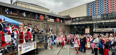 Die Narren erobern Lahnstein Eine Menge aus verkleideten und kostümierten Menschen steht auf dem Salhofplatz vor der Stadthalle Lahnstein.
