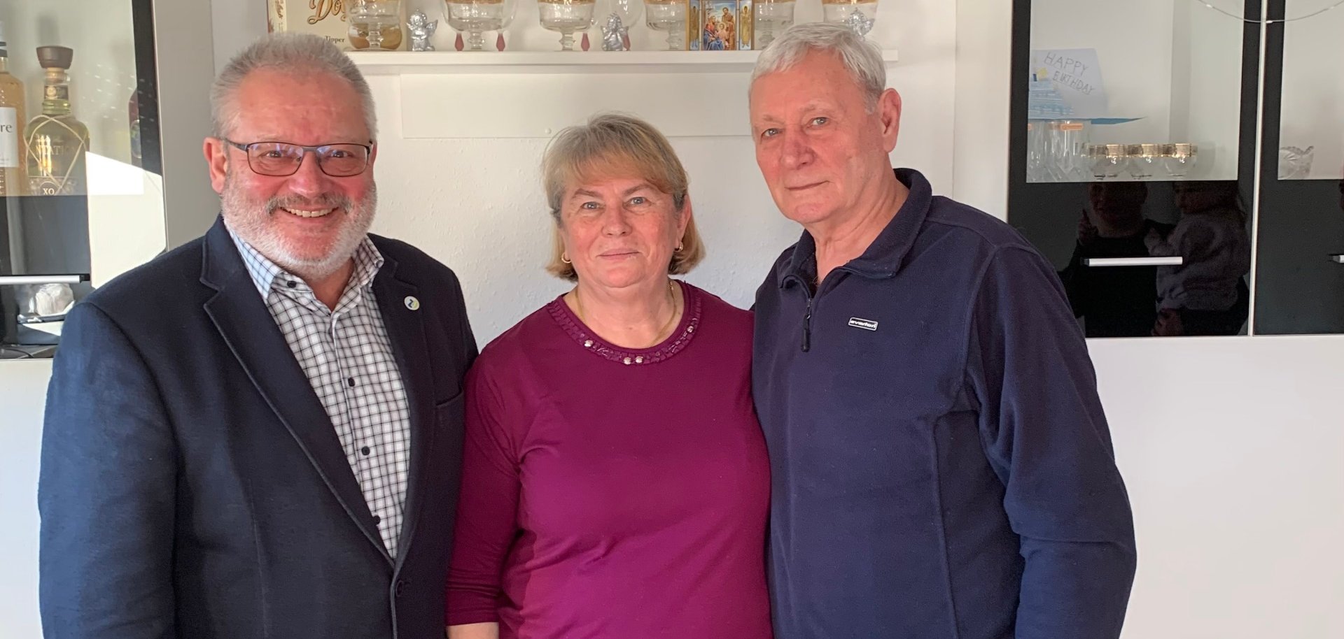 Bürgermeister Johannes Lauer steht neben Olga und Nicolai Babuic, um ihnen zur Goldenen Hochzeit zu gratulieren.