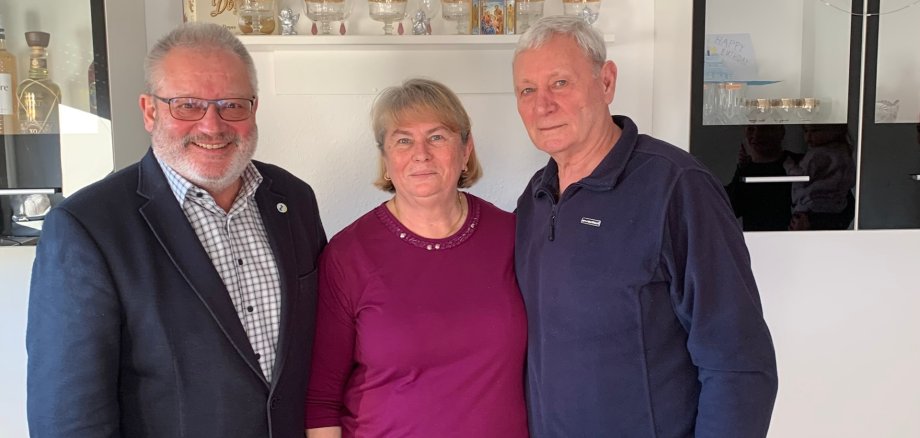 Bürgermeister Johannes Lauer steht neben Olga und Nicolai Babuic, um ihnen zur Goldenen Hochzeit zu gratulieren.