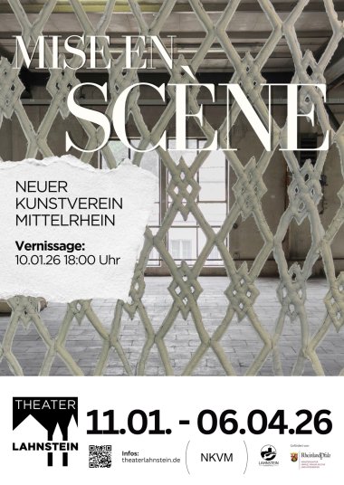Das Plakat zur Kunstausstellung Mis en scène im Theater Lahnstein. Im Vordergrund ist ein weißes, verziertes Gitter vor einem hellen Raum.