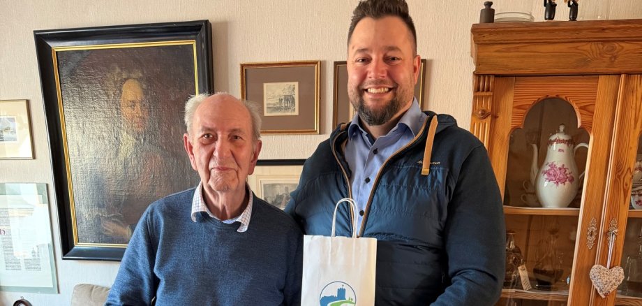 Oberbürgermeister Lennart Siefert steht rechts neben Josef Körber, um ihm zum 95. Geburtstag zu gratulieren.