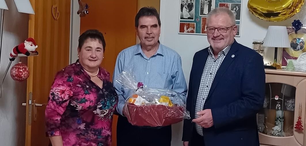 Bürgermeister Lauer steht neben dem Ehepaar Ursula Irene und Jan Anton Ogrodnik, um ihnen zur Goldenen Hochzeit zu gratulieren.