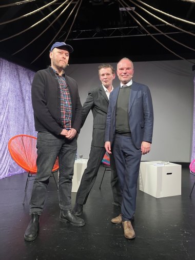 Die Künstler Elmar Hermann (links) und Peter Gorschlüter (rechts) stehen zusammen mit dem Künstlerischen Leiter des Theater Lahnstein, Joerg Altenrath (Mitte) auf der Bühne des Theaters.