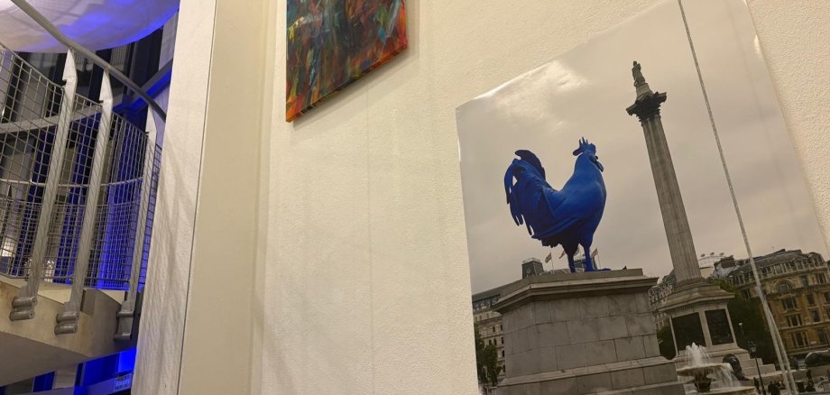 Ein Bild, auf dem ein Huhn gemalt wurde, hängt im Turm des Theaters Lahnstein.