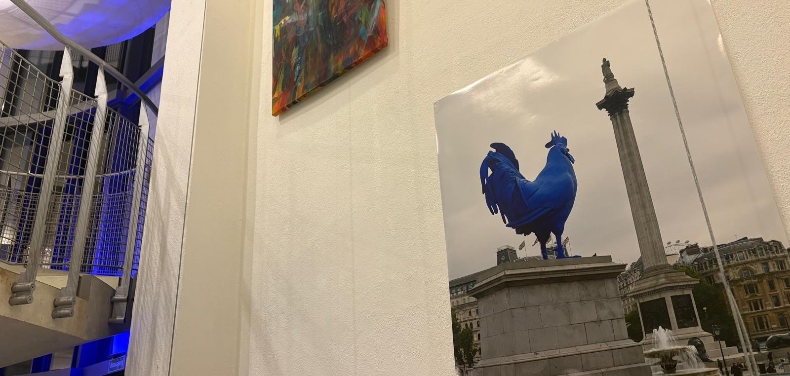 Ein Bild, auf dem ein Huhn gemalt wurde, hängt im Turm des Theaters Lahnstein.