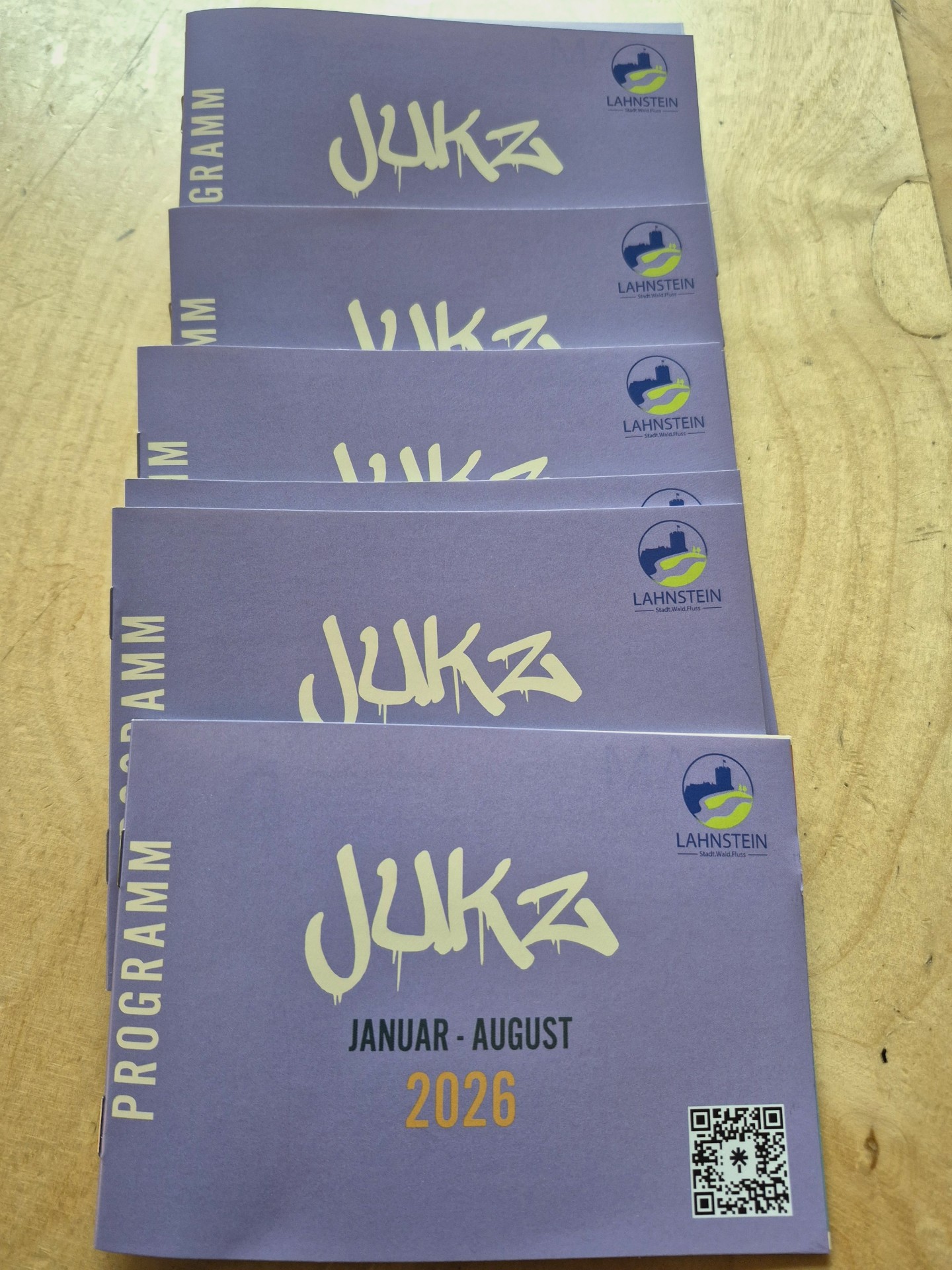 Mehrere Programmhefte des Jugendkulturzentrums Lahnstein für das erste Halbjahr 2026 aufgereiht halb übereinander