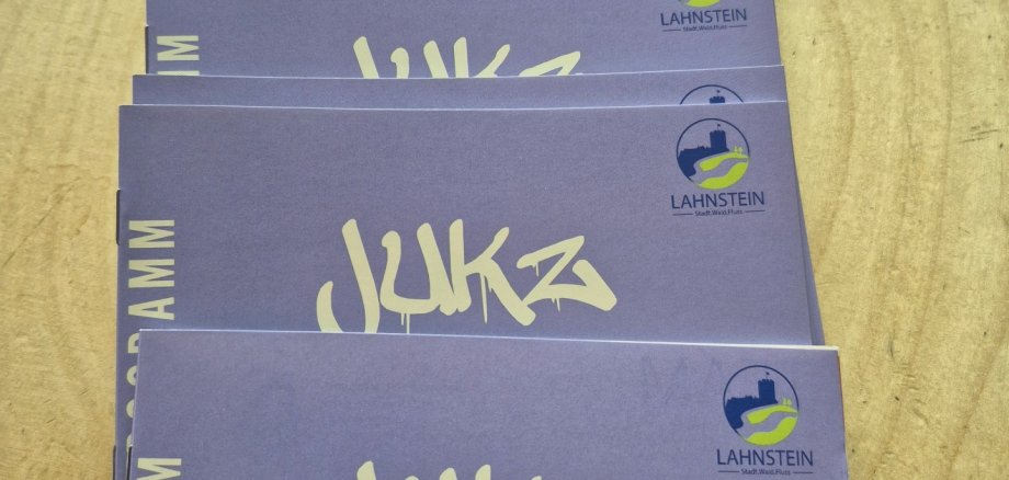 Programmhefte des Jugendkulturzentrums Lahnstein fürs das erste Halbjahr 2026 Mehrere Programmhefte des Jugendkulturzentrums Lahnstein für das erste Halbjahr 2026 aufgereiht halb übereinander