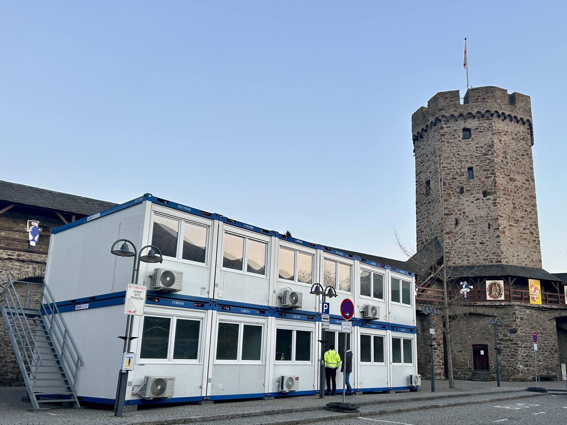 Mehrgeschossige Containeranlage mit jeweils vier Container, die durch eine Außentreppe verbunden sind auf dem Salhofplatz in Lahnstein vor der historischen Stadtmauer