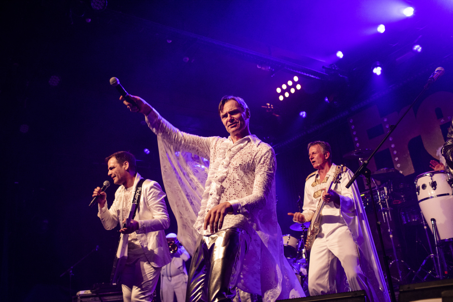 Fred Kellner singt auf der Bühne